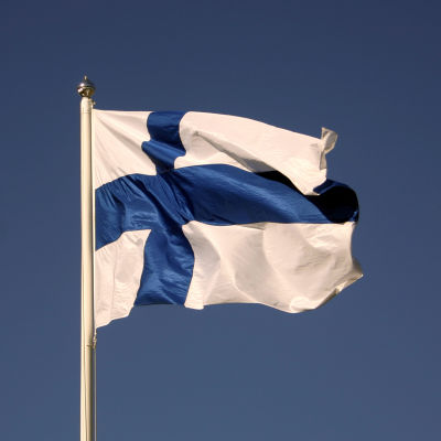 Finlands flagga på blå himmel.