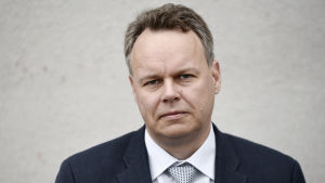 Professor Juho Saari är en av Finlands kändaste ensamhetsforskare. Han säger att då ensamheten börjar definiera en som person, då är det illa. Juho Saari