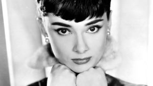 Nuori Audrey Hepburn poseeraa lähikuvassa. 