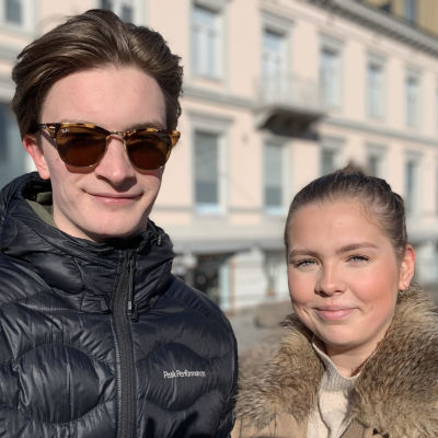 Felix Pesola och Emmy Savioja rör sig gärna ute i Vasa centrum också i coronatider.