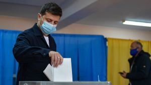 Den sittande presidenten Volodymyr Zelenskyi ger sin röst i huvudstaden Kiev. En man (ukrainas president) lägger ner sin röstsedel.