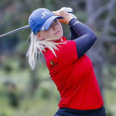Matilda Castren har slagit ett golfslag.