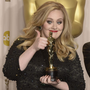 Adele ihailee Skyfall-kappaleesta voittamaansa Oscar-palkintoa.
