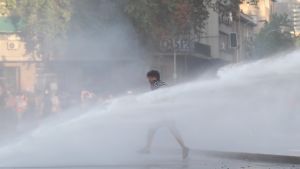 Sveriges tidigare ambassadör i Chile Eva Zetterberg betonar att de flesta demonstrationer varit fredliga. Bild på en demonstrant under protesterna i Santiago.
