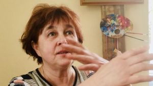 Maruta Stabulniece är en färggrann person som tror att konsten är en bra väg till ett intellektuellt och givande liv. Maruta Stabulniece använder händerna som hjälpmedel när hon talar ivrigt och engagerat.