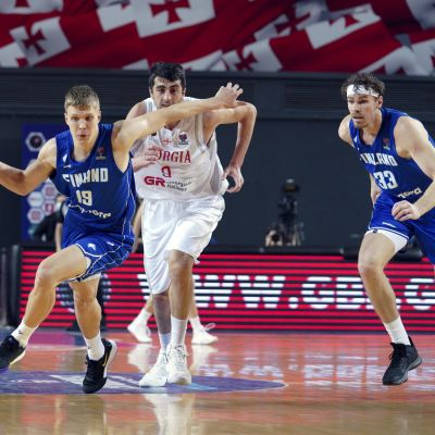 Elias Valtonen (vas.) pyrkii karkuun Georgian Giorgii Shermadiniltä.
