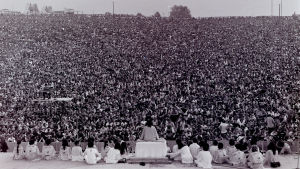 Swami Satchidananda håller invigningstalet vid Woodstock-festivalen år 1969. Swami Satchidananda håller invigningstalet vid Woodstock-festivalen år 1969.