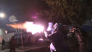 Polisen använde bland annat tårgas under nattens kravaller En polis avfyrar tårgas