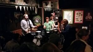 Daniels skivsläpp på en pub i Borgå. Daniel Österlund med band spelar i en pub i Borgå.