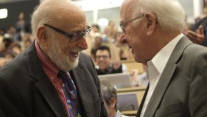 Francois Englert (t.v.) och Peter Higgs. Fysikerna François Englert (t.v.) och Peter Higgs (t.h.)