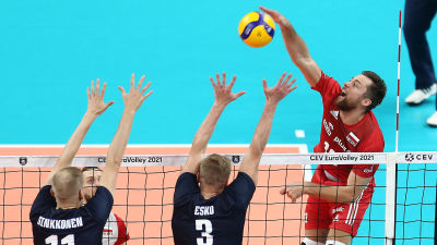 Finland och Polen spelar volleyboll.