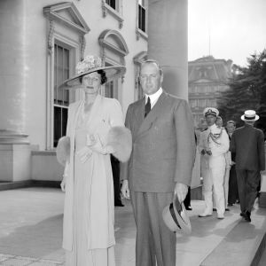Svartvit bild av prinsessan Märta och prins Olav utanför Vita huset i Washington.