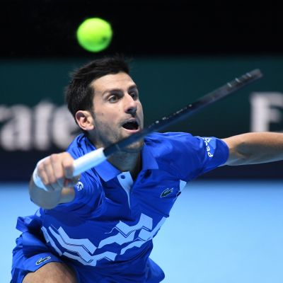 Novak Djokovic kurottaa palloon.