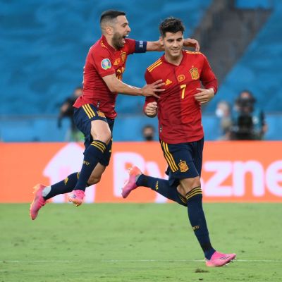 Alvaro Morata och Jordi Alba firar Spaniens öppningsmål.