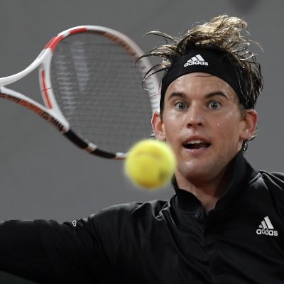 Dominic Thiem lyö palloa.