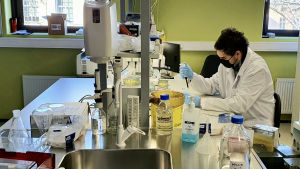 På Estlands genomcenter är forskarna med i kampen för att förstå det destruktiva covid-19-viruset bättre. Ett laboratorium vid Estlands genomcenter där coronavirustester undersöks. En forskare sitter försjunken i arbete.
