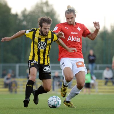 Hongan Lucas Kaufmann (vas.) ja HIFK:n Sakari Tukiainen kaksinkamppailussa