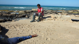 En drunknad migrant som försökte ta sig till Europa bärgas utanför Tripoli i mars En drunknad migrant som försökte ta sig till Europa bärgas utanför Tripoli i mars
