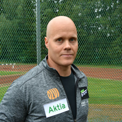 David Söderberg tittar in i kameran vid en sportplan.