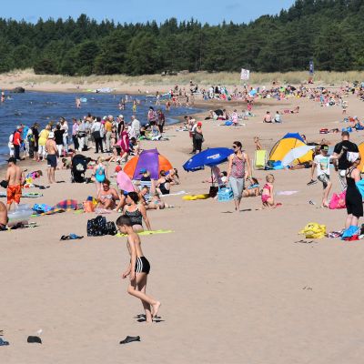 Ihmisiä Yyterin uimarannalla Porissa heinäkuussa 2016.