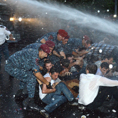 Polisen använde vattenkanon mot demonstranter 22.6.2105