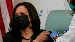 Den tillträdande vicepresidenten Kamala Harris fick sin första spruta mot covid-19 i Washington på tisdagen. Biden har låtit vaccinera sig inför kamerorna redan tidigare. Den tillträdande vicepresidenten Kamala Harris fick sin första spruta mot covid-19 i Washington på tisdagen. Biden har låtit vaccinera sig inför kamerorna redan tidigare.