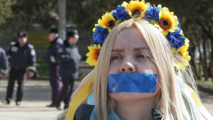 Protest mot minskad yttrandefrihet i Ukraina 2014 En kvinna med blå tejp för munnen under en protest mot minskad yttrandefrihet i Ukraina 2014.
