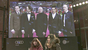 På röda mattan under Berlinale. På skärmen synsfrån vänster Jakob Öhrman, Elmer Bäck, Peter Greenaway, Luis Alberti och Rasmus Slätis. Ur själens källare