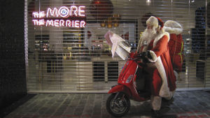 Joulupukki skootterin selässä kaupan jouluikkunalla Lontoossa 2008.