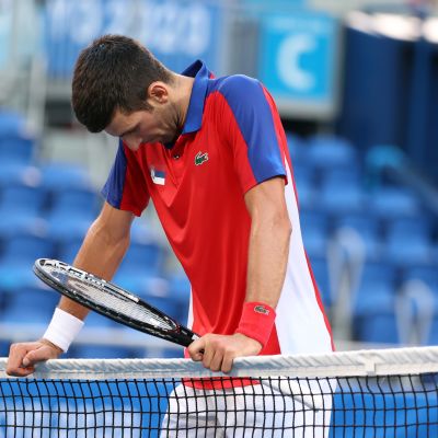 Tennis: Novak Djokovic raivosi, rikkoi mailansa ja taipui neljänneksi