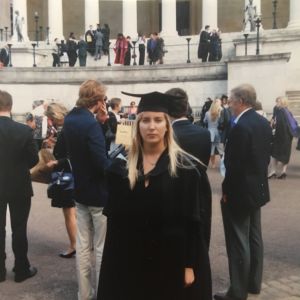 Johanna Vuorelma valmistujaisasussa Lontoossa