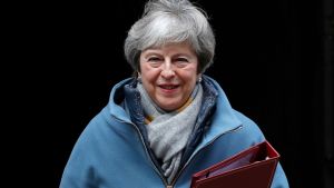 Theresa May vill inte backa. Valet står mellan ett ordnat, avtalslöst eller inget brexit. Theresa May lämnar Downing Street för att presentera sin plan B.