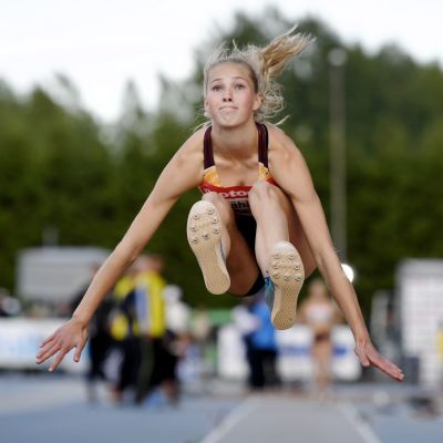 Jessica Kähärä hoppar.