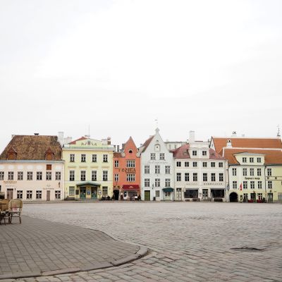 Koronapandemia on tyhjentänyt Tallinnan kadut.