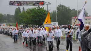 Regnet öste ner på lördag. Parad till rådhuset i Kristinestad under gymanstikfestivalen 2016.