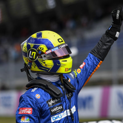 Lando Norris med armen mot luften.