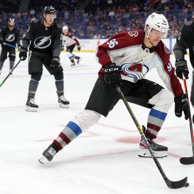 Mikko Rantanen pitää kiekko hallussaan.