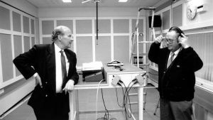 Den finska redaktören Reijo Suojanen och studiochefen Gösta Sjöholm 20.5.1991. Två män i en radiostudio.