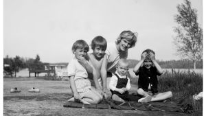Elisabeth Rehn tillsammans med sina fyra barn. En ung Elisabeth Rehn tillsammans med sina fyra barn.
