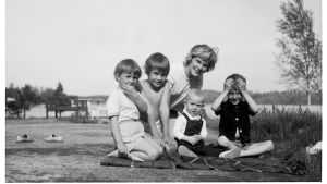 Äiti ja lapset Kirkkonummen Hilassa vuonna 1963. Elisabeth Rehnin yksityisarkisto.