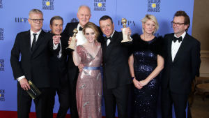 "The Crown"-teamet på Golden Globe-galan. I mitten huvudrollsinnehavaren Claire Foy. "The Crown"-teamet på Golden Globe-galan. I mitten huvudrollsinnehavaren Claire Foy.