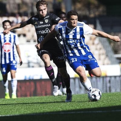 SJK:n Daniel Håkans (vas.) ja HJK:n Filip Valencic jalkapallon Veikkausliigan ottelussa HJK - SJK Helsingissä.