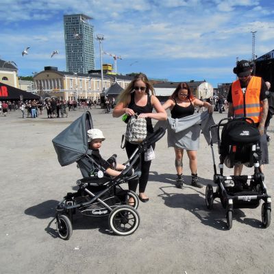 Äidit ja lapset Tuska-festivaaleilla.