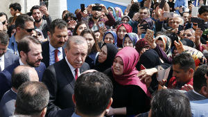 En arkivbild på president Erdoğan och hans svärson, nuvarande finansminister Berat Albayrak (strax till vänster om Erdoğan) då de mötte moskébesökare utanför en moské i Istanbul i april 2017. En arkivbild på president Erdoğan och hans svärson, nuvarande finansminister Berat Albayrak (strax till vänster om Erdoğan) då de mötte moskébesökare utanför en moské i Istanbul i april 2017.