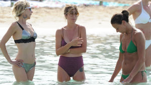 Ju mindre kläder desto mer pengar ger bilderna enligt paparazzofotografen Sergio Garrido tre kvinnor på en strand i bikini