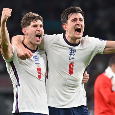 John Stones och Harry Maguire jublar.