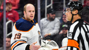 Mikko Koskinen i dispyt med domaren.. Mikko Koskinen i Edmonton Oilers.
