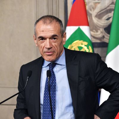 Carlo Cottarelli höll en presskonferens i presidentpalatset på måndagen. 
