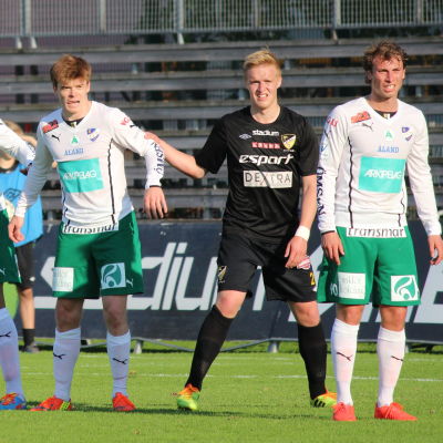 IFK Mariehamn försöker hålla tätt bakåt.