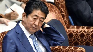 Japans premiärminister Shinzo Abe sammankallade sin regering till krismöte redan före missilen hade störtat i havet utanför landets kust. Japans premiärminister ser orolig ut vid ett krismöte efter att Nordkorea avfyrade en missil som landade utanför den japanska kusten.